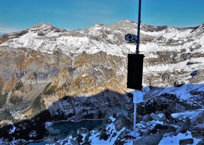 Die eine Webcam wurde direkt in der Flanke des Spitzen Steins installiert. Sie wird autark mit einer Solarzelle betrieben. Ebenfalls zu sehen im Bild ist der Oeschinensee.