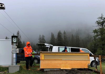 Der Standort gegenüber der Nordwestflanke: Die PRO Cam ist oben links im Bild sowie das Schutzgehäuse für das interferometrische Radar (Bildmitte). Weitere Messinstrumente befinden sich ebenfalls an diesem Standort.