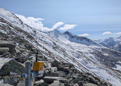 Geosensor auf einem der grossen Blöcke im Blockgletscher.